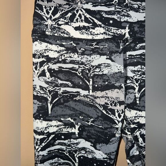 Aerie Women’s Size Medium Black & White Forest Tree Print Active Leggings NWOT - Picture 2 of 6